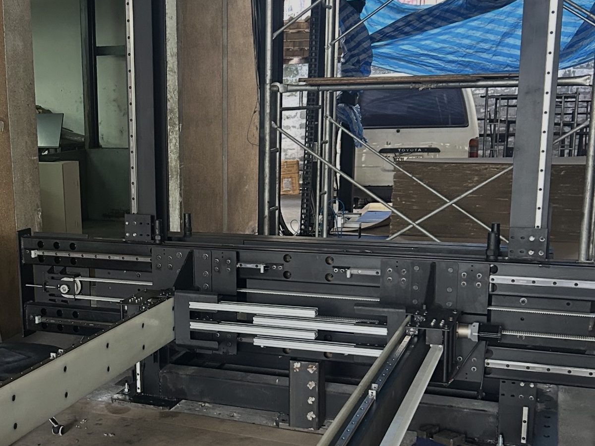 Heavy-duty testing machine